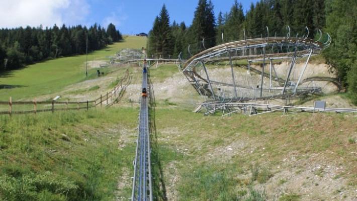 sin 4-dager lange landsbyfest, samt gate- eller slottfestival. Det er alltid noe som foregår i denne lille, men levende, landsbyen. Rodelbahn Lucky Flitzer (0.