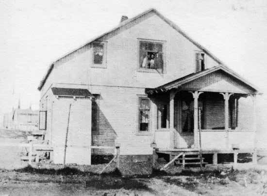 Villan, veiðistjórabústaðurinn. Vinkonurnar Anne Grohmann og Bertha Stapel á flensiplani stöðvarinnar sumarið 1905. uðu hvalskutulnum og sinntu skipstjórn. Skytta Germania var P.C. Brodersen og H.