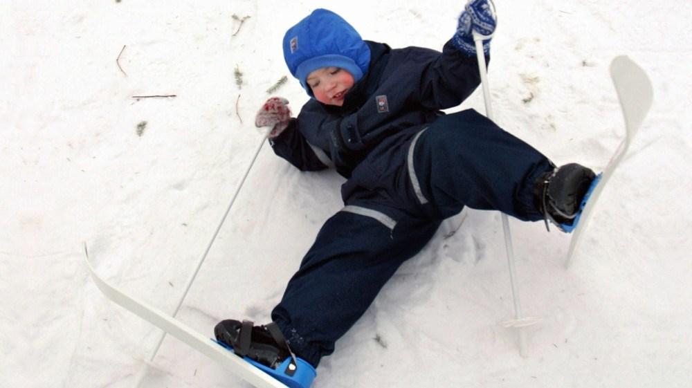 Foto: Scanpix Ski Når barn skal begynne å gå på ski, er det viktigste å skape trygghet og gi barna opplevelse av mestring. Man bør veksle mellom å la de bevege seg fritt eller ha dem samlet i gruppe.