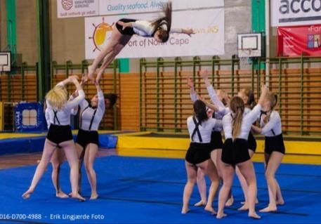 SHOW JUNIOR Show junior bestod i vårsesongen 2016 av 9 gymnaster til KM og 13 gymnaster til Kretsturnstevnet. På KM konkurrerte vi med et showprogram med temaet kabaret.