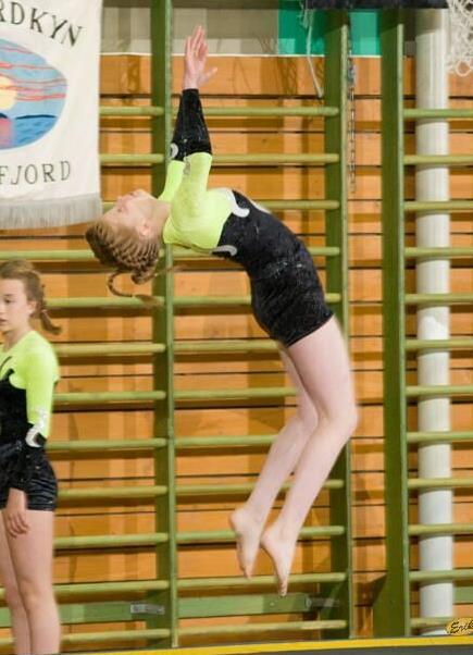 Etter all aktiviteten i hallen var over var det klart for felles middag for gymnaster,