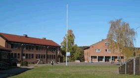 4. Vestsiden av Glomma (Hovinhøgda og Garderåsen skole) 4.1 Status 4.1.1 Hovinhøgda skole er bygget i 1957 er oppført i betong og tegl Betongkonstruksjoner og teglfasade ser ut til å være i god stand.