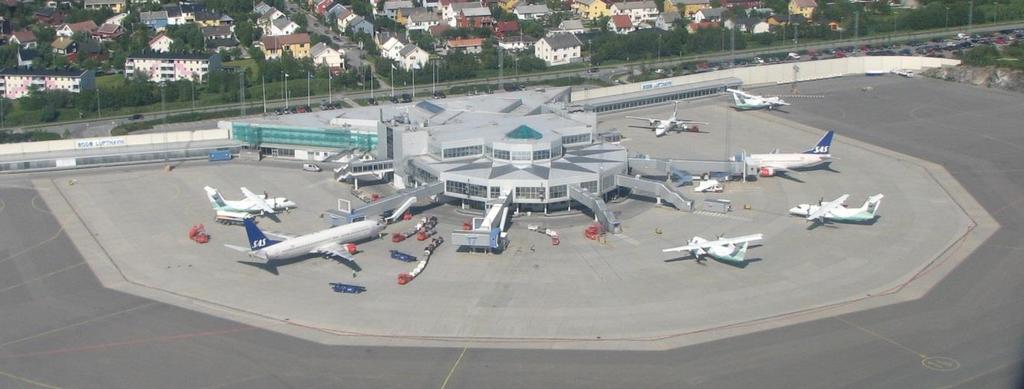 Det er tidligere gjennomført flytransport av sjømat fra denne lufthavnen. I 1995 gjennomførte Aeroflot transport av nordnorsk fisk fra Evenes til Japan. Det ble til sammen fraktet 20.