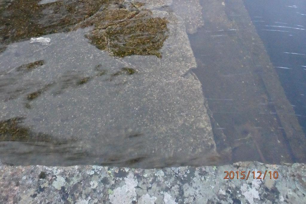 Noen løse deler av betongen i overløpet forventes å kunne forsvinne ved høy vannføring.