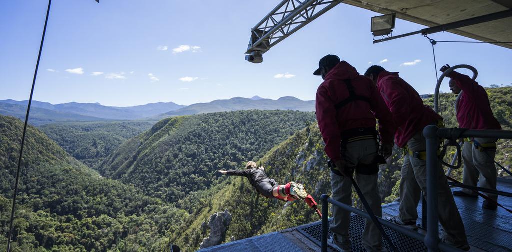 Opplev kloofing i Africanyon; Svøm i smale elve strømmer, hopp ned i kulper, rappeller, sus på Zip-line gjennom kløfter og vakker skog! Profesjonelle guider sørger for utstyr og sikkerhet hele veien.