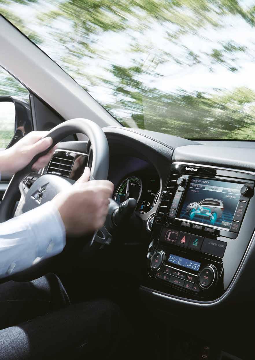 MMCS (Mitsubishi Multi Kommunikasjons System) Den høyoppløselige HD touch-skjermen viser både kart, energistrømindikatorene samt rekkevidde og forbruk.