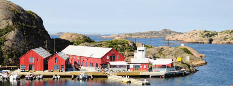 Funn av flintstykker på Monsøya i 1982 viser at øya var bebodd allerede for ca. 7000 år siden. Seinere er det bygd i bukter og på knatter på begge sider av sundet.
