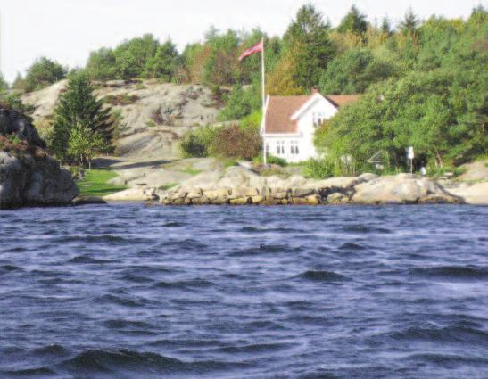 Barnevennlig strand med badebrygge, grassletter med utegriller og fine svaberg. langviga/langvigodden ligger åpent ut mot havet på sørsida av veien.