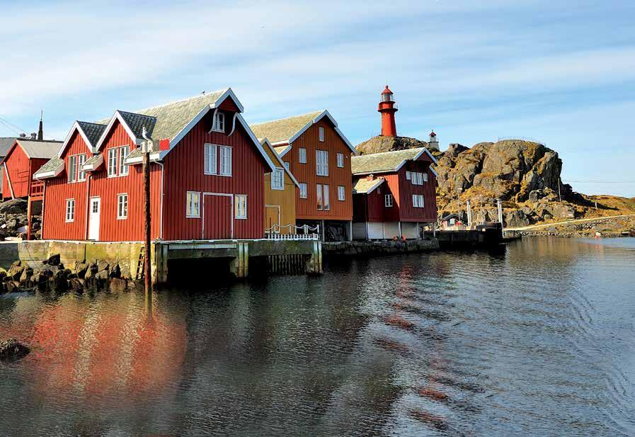 Ona Havstuer er et gammelt handelssted med 11 soverom fordelt på fem leiligheter av høy standard. Restauranten åpnes på bestilling, men maten og måltidet står ikke tilbake for noe.