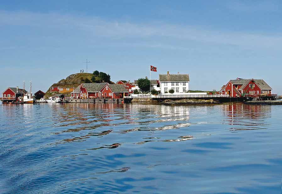 Håholmen Havstuer består av hele 25 bygninger. Fiskeværene hadde mange hus. Å bevege seg fra bygning til bygning i all slags vær, er noe helt annet enn å løpe i korridorer.