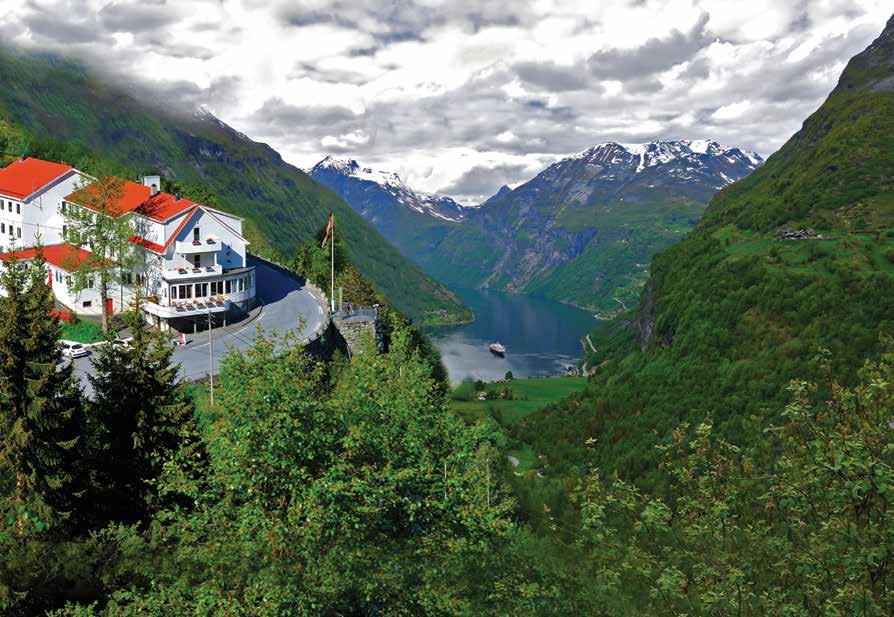 Også atmosfæren er unik. Hotellet ble bygget for vidsyn og hvile, og tiltrakk seg storheter som selveste Keiser Wilhelm II. Roen bor fremdeles i veggene.