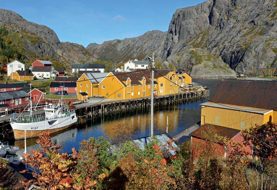 50 sjarmerende rorbuer er reisemålet for mange tusen besøkende som vil oppleve det opprinnelige Lofoten hvert år. Fiskeværet er et smykkeskrin, fullt av historie og omgitt av storslått natur.