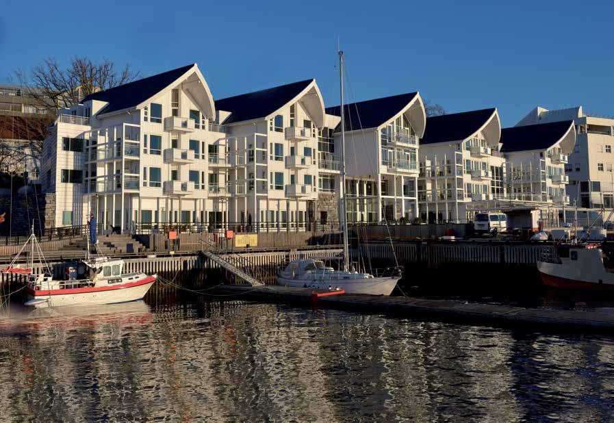 Hvor mange byhotell har rom med veranda og utsikt over fjord og fjell? Ikke mange. Så påpekes da også beliggenheten og stilen av gjestene, som takker for seg med tilbakemeldinger som varmer.