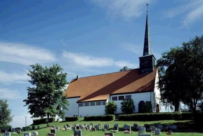 Varmepumper er godt egnet i de fleste kirkebygg Av Ola Jonassen, Vidar Hardarson og Rolf Sørlie VVS Rådgiverne AS Figur 1. Ranheim kirke.