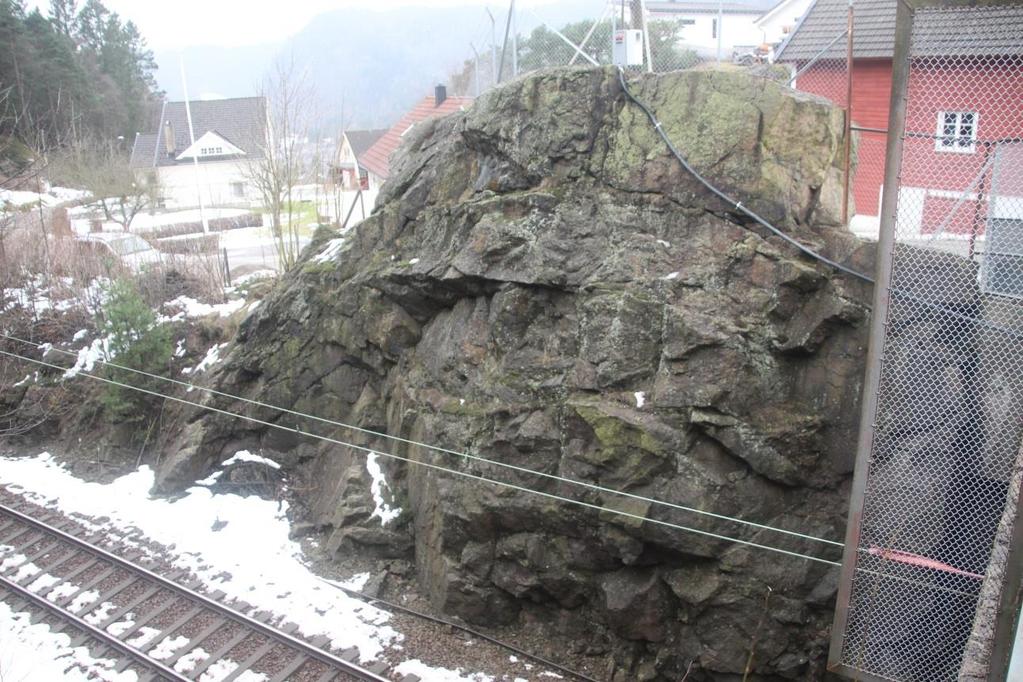 Bergknausen skal fjernes ned til om lag eksisterende bro, og ved uttak kan en utnytte sprekkesettene.