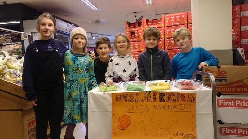 Gruppe 4 - Pannekake- og kullsyrevannsmaking Forsøk 1 - Utdeling av pannekaker på meny Når vi var på senteret så fikk vi stå ved mat butikken.vi fikk låne bor av butikken.