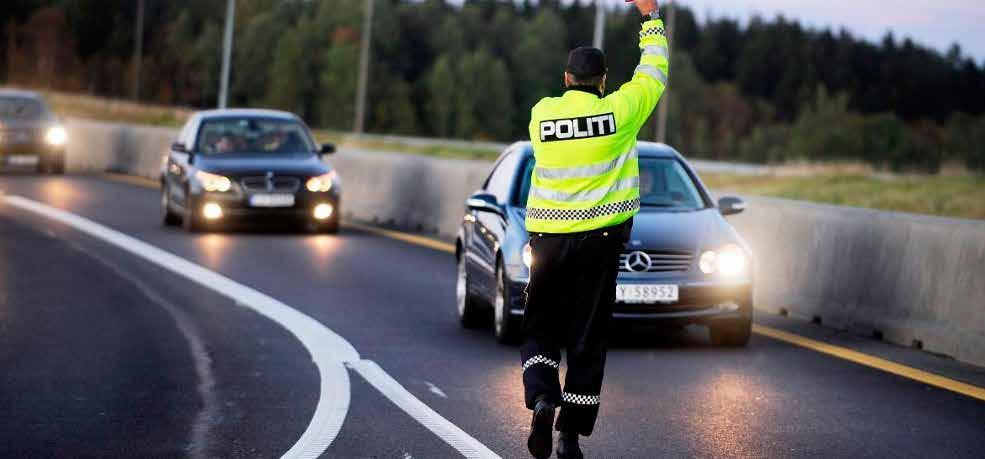 TRYGG TRAFIKK ÅRSRAPPORT SØRTRØNDELAG 2016 TRYGG TRAFIKK ÅRSRAPPORT SØRTRØNDELAG 2016 Trafikksikkerhet må prioriteres TRYGG TRAFIKK ER EN PÅDRIVER OG AKTØR FOR BEDRE TRAFIKKSIKKERHET, MED SÆRLIG VEKT