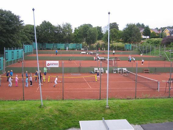 til Stavanger Tennisklubb. Inntekter fra salg av tomter på 50 MNOK brukt til ny fotballstadion i Jåttavågen.