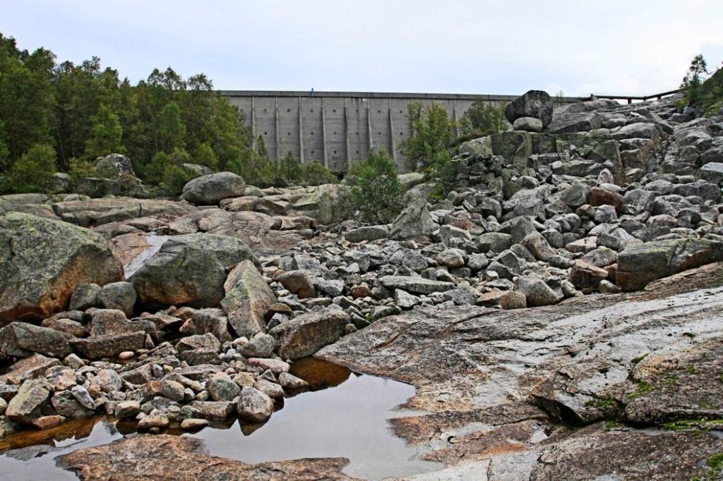 Monn nedstrøms Langevatn og ned til Tjørni Elvestrekningen mellom Langevatn og Tjørni er ca 1,4 km lang og har et fall 85,6 m. Det gir et fall på 6,2 m/100 m elv.