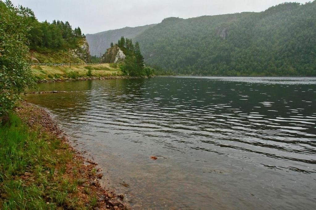 Vannet er svært langstrakt med en total lengde på i underkant av 5 km, om vi tar med søndre del som kalles Tjønnæ. Største bredde er på vel 0,6 km.