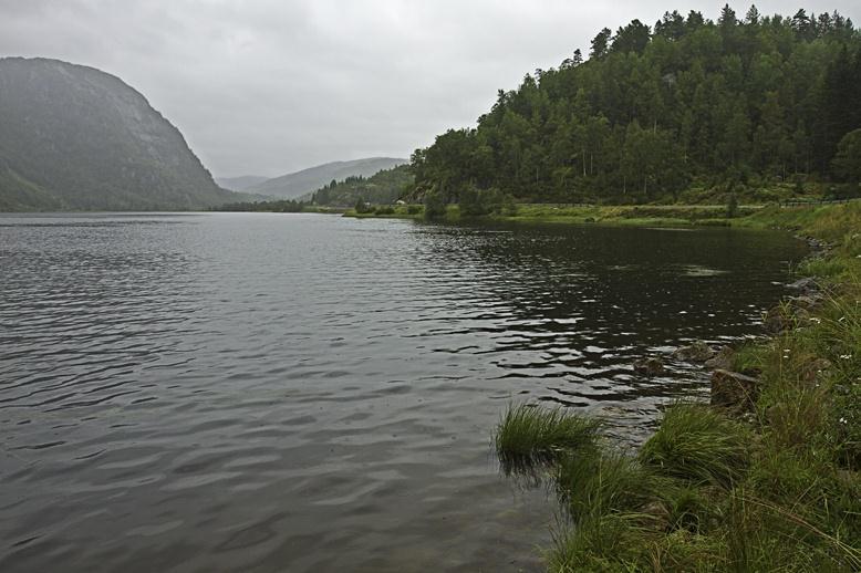 Bredlandsvatnet er også svært langstrakt med en total lengde på ca 3,5 km. Største bredde er ca 0,5 km. Vannet er oligotroft (næringsfattig) med påvirkning av humus.