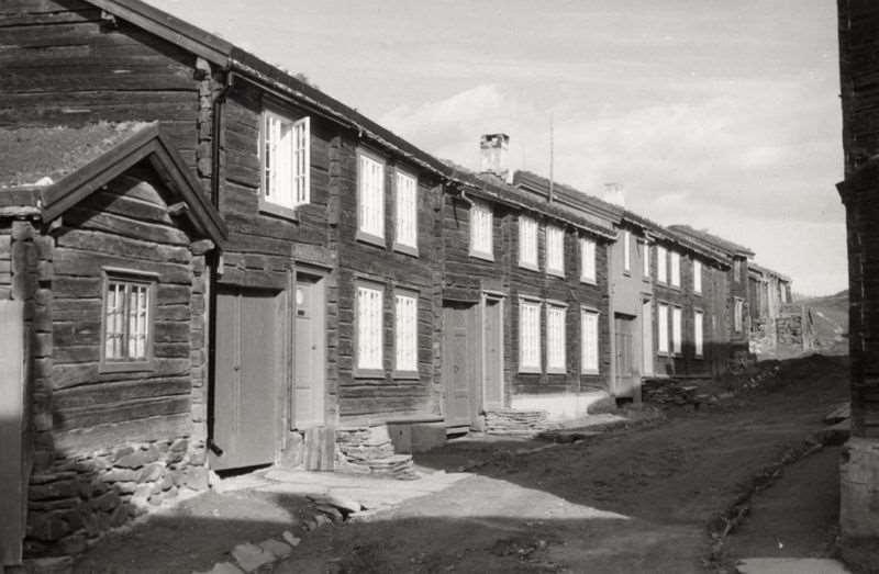 (Se vedlegg) Foto: Ukjent, trolig Halvor Vreim, Riksantikvaren. Figur 10. Røros. Sleggveien 8. 1959.