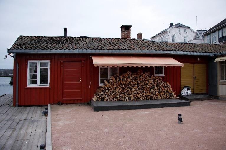 Pakkhuset er en en-etasjes bygning som delvis er oppført som tømre og delvis i reisverk. Bygningen er kledt med tømmermannspanel, og saltaket er tekket med rød enkeltkrum teglstein.