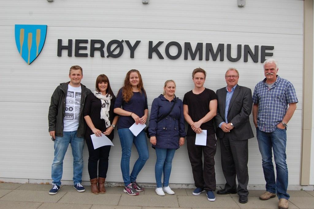 2. Sammendrag Bilde 1 I 2014 delte Herøy kommune 800 000 kr til unge boligbyggere. Dette var tredje tildeling av tilskudd fra Husbankens satsing «Boligetablering i distriktene».