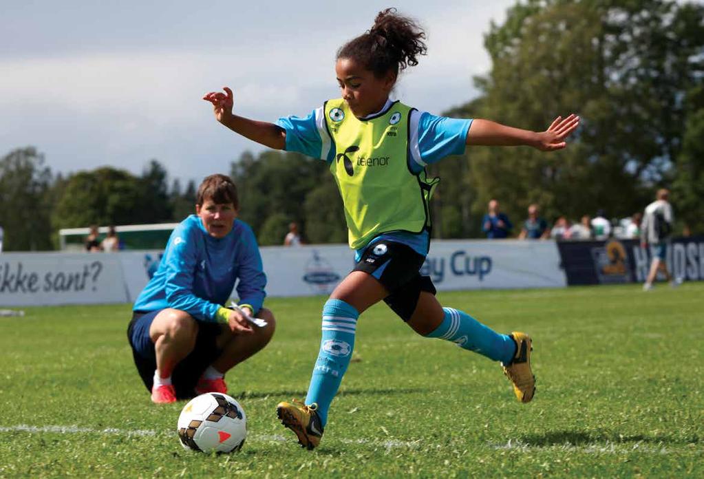 BARNEFOTBALL Dette betyr NFFs verdier for barnefotballen: Fotball for alle Trygghet + utfordringer + mestring = trivsel og utvikling Fair play Nøkkelroller Fair play-ansvarlig Samarbeide med