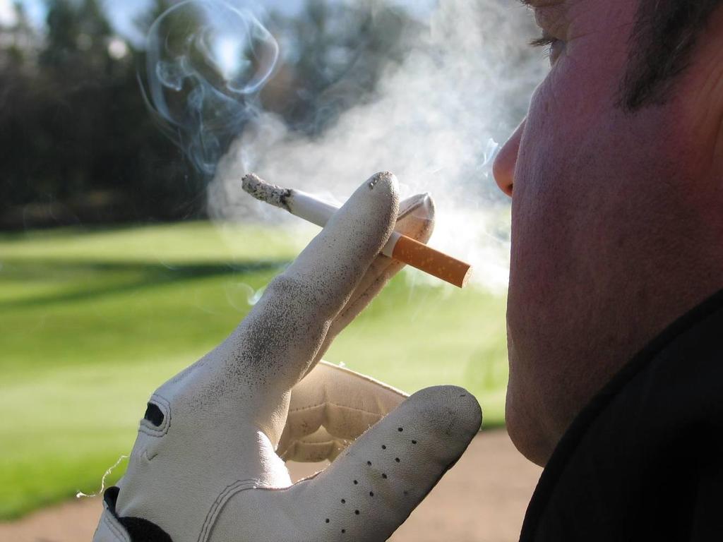 Røyk og snus hører ikke hjemme på golfbanen!