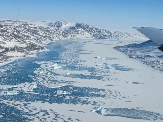 Figur 3.11 Top: Bilde fra NASA s flykampanje IceBridge over frossen fjord på Nord-Øst Grønnland (NASA).