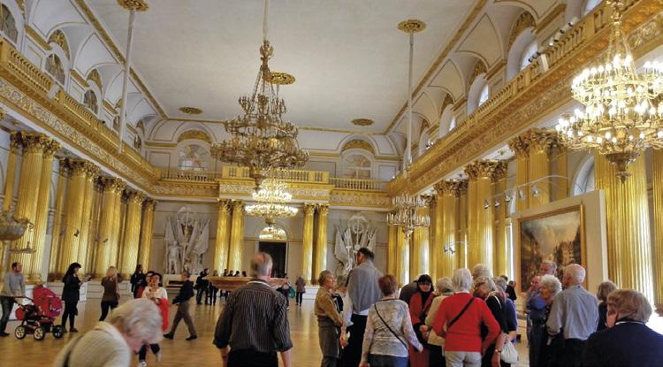 vandre rundt i de store parkene, beskue statuen av Pusjkin og nyte synet av Elisabet Is og Katarina IIs enorme palass, tegnet av Bartolomeo Francesco Rastrelli (sønn av