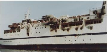 Figur 81 - Bilder som viser brune striper på styrbord side (indikert med piler). Som vist så kan man på enkelte steder på styrbord side se brune striper på siden av skipet.