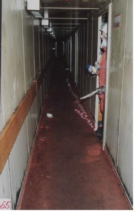 Figur 78 - Bilde fra nevnte korridor på Dekk 4 tatt 10.april 1990. På bildet så kan man ikke se at det er noen synlig diesel i slokkevannet på gulvet i korridoren.