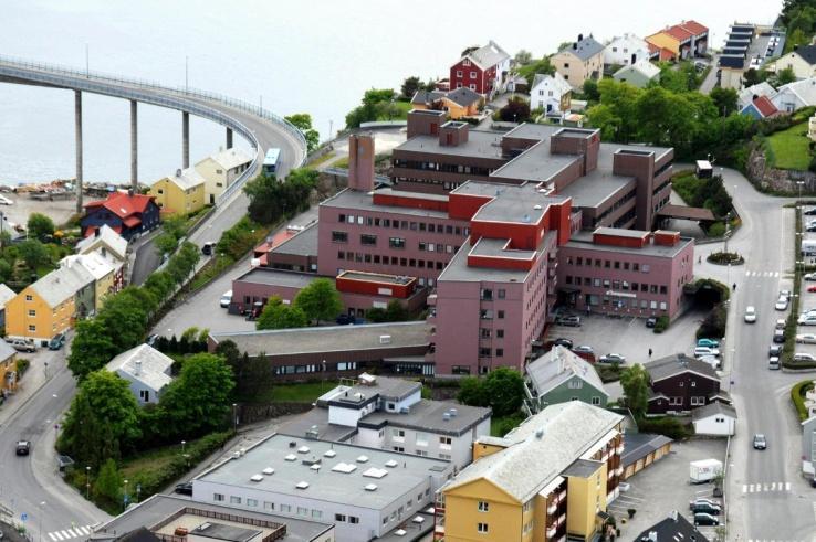 3.3 Fasilitetsdesign Sykehussaken mellom Molde og Kristiansund er et klassisk fasilitetsproblem. Tre beslutninger må tas: 1.