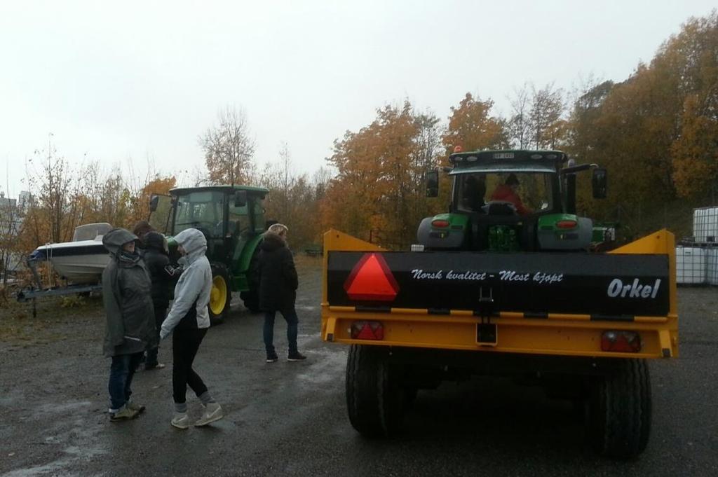 TRAKTORKURS FOR KVINNER Traktorkurset i Molde den 3. november ble surt værmessig, med sluddbyger i lufta.