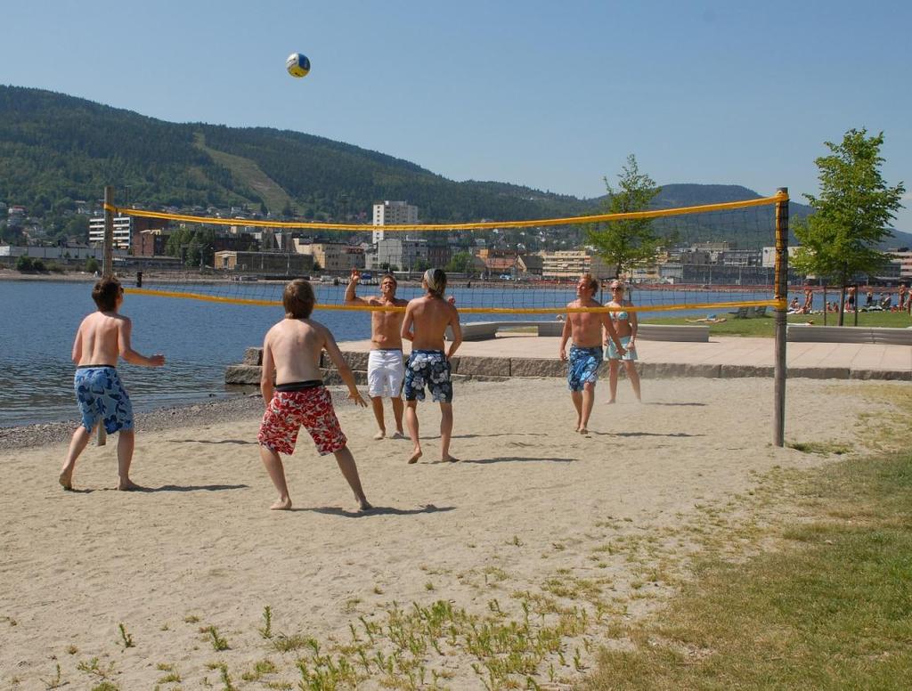 Bragernes strand er et populært møtested om sommeren. Her er det tilrettelagt for et variert strandliv midt i byen.