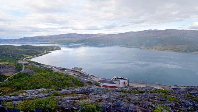 Vi har ikke mer radioaktivitet i Nussir-malmen enn det som er i steinen generelt rundt omkring i Norge, i oppkjørselen din og i hagen din, sier Rushfeldt.