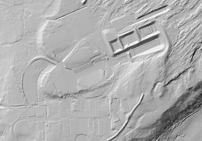 Bildet til venstre er fra terrengmodellen til Kartverk med en oppløsning på 10 x 10 meter. Bilde til høyre er basert på høydedata fra LiDAR, og har en oppløsning på 1 x 1 meter.