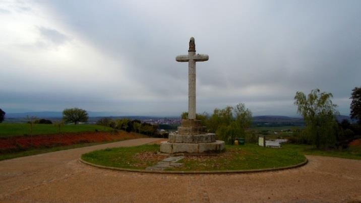 Vi kjører videre til Foncebadon hvor dagens vandring begynner. Vi passerer Cruz de Hierro (Jernkorset, Caminoens høyeste punkt 1482 m.o.h.) hvor pilegrimene pleide å legge fra seg steiner de bar med seg som en symbolsk handling for å legge fra seg en byrde.