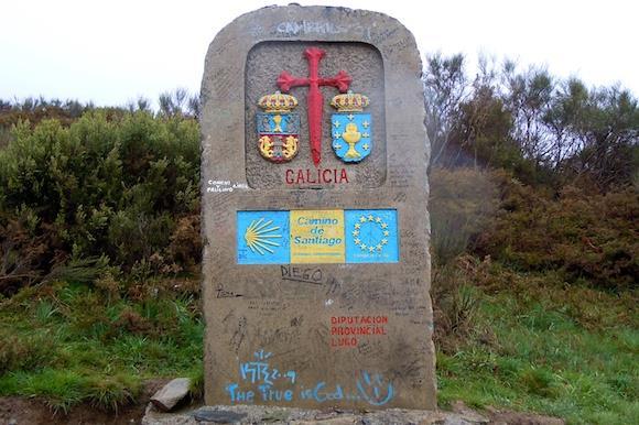 ) som har vært det første pilegrimsstopp i Galicia siden året 1172, da kirken ble bygget. Vi ser på kirken og de Pallozas som minner om kelternes bosted.