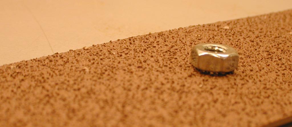 8 Figur 5 Permagrit verktøy bestående av metallplate med påsprøytet WC-korn. Kornstørrelsen betegnes som coarse. Mutteren i bildene ovenfor har en bredde på ca. 9 mm.