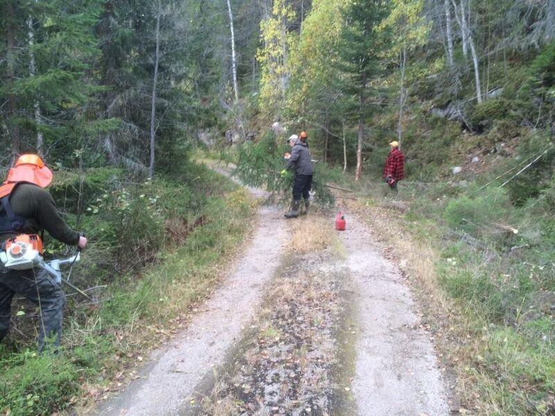 Gjenstående arbeider: Vindskier og isbord på en side. Netting på ventiler. Noe finish-arbeid på gesimskasser. Takrenner og beslag.