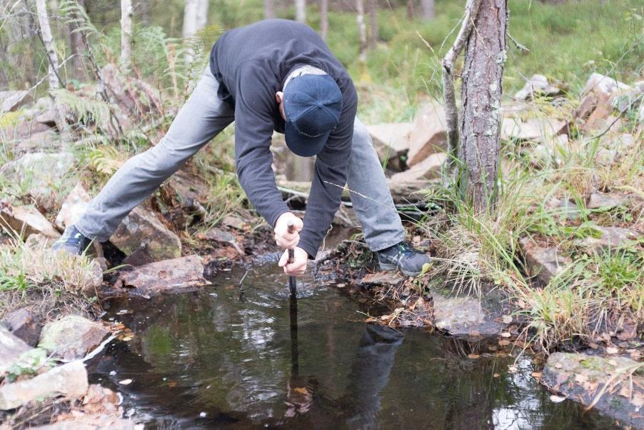 Fjerning av stein ved inngangen til en sidebekk til Sandungselva Foto: John Tollefsen 11.5 Gapahuk ved Garsjø og Nordsneisa Ansvarlig: Hans Olav Sørumengen.