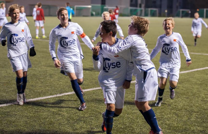 4 3. Visjon Viking FKs visjon er en blå tråd for all virksomhet i klubben: Sammen skaper vi store øyeblikk Sentralt i forståelsen av visjonen står utvikling, fotballglede, muligheter og utfordringer