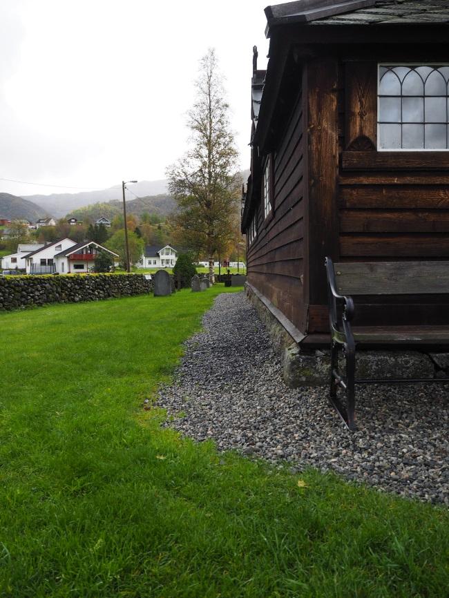 Hellingen utfra kirken synes tilstrekkelig, og drenering samt grus bidrar til