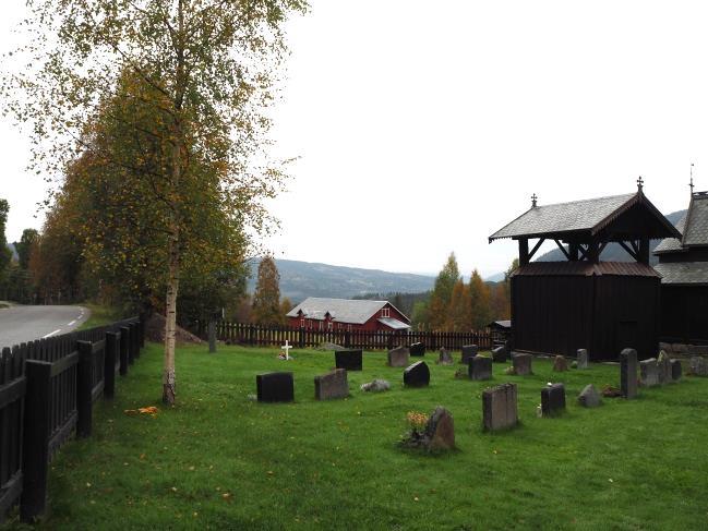 1 meters høydeforskjell mellom kirkens nordvestre og kirkens sydøstlige hjørne. I syd går stakittet langs en forstøtningsmur og terrassering.