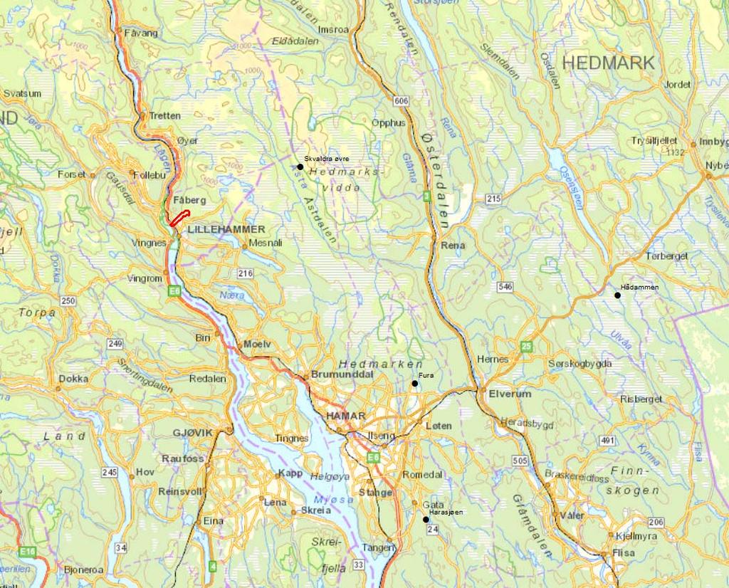 Figur 11. Viser nedbørfeltet til Lundebekken (rødt midt på kartet) og målestasjoner (sorte sirkler) som måler eller har målt vannføring i området.