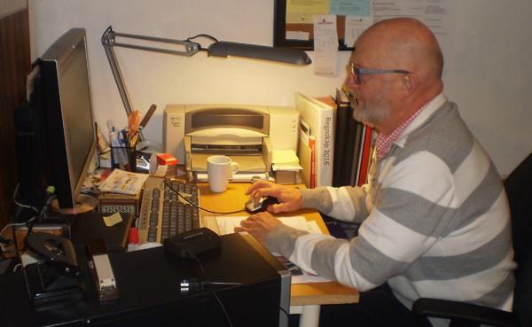 Vår redaktør Av Sverre L. Pedersen Svein Arild Stokland, Loggens redaktør og ildsjel, har mange timer bak seg med PCen.