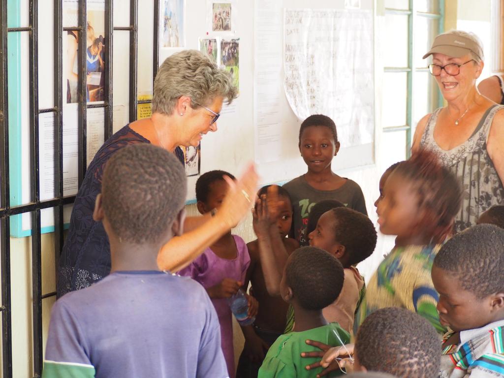 Turen til Malawi. Åpningen av barnebyen i Ngabu er fyldig beskrevet i De Tre Kjedeledd nr.
